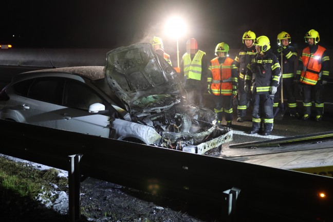 	Vollbrand des Motorraums eines Autos auf Westautobahn in Roitham am Traunfall