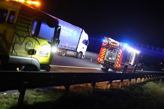 	Vollbrand des Motorraums eines Autos auf Westautobahn in Roitham am Traunfall