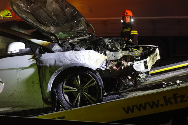 	Vollbrand des Motorraums eines Autos auf Westautobahn in Roitham am Traunfall