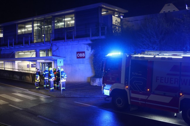 	Schadstoffeinsatz: Polyvinylchlorid rieselte im Bahnhof in Bad Schallerbach aus Gterzugwaggon