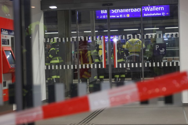 	Schadstoffeinsatz: Polyvinylchlorid rieselte im Bahnhof in Bad Schallerbach aus Gterzugwaggon