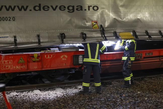 	Schadstoffeinsatz: Polyvinylchlorid rieselte im Bahnhof in Bad Schallerbach aus Gterzugwaggon