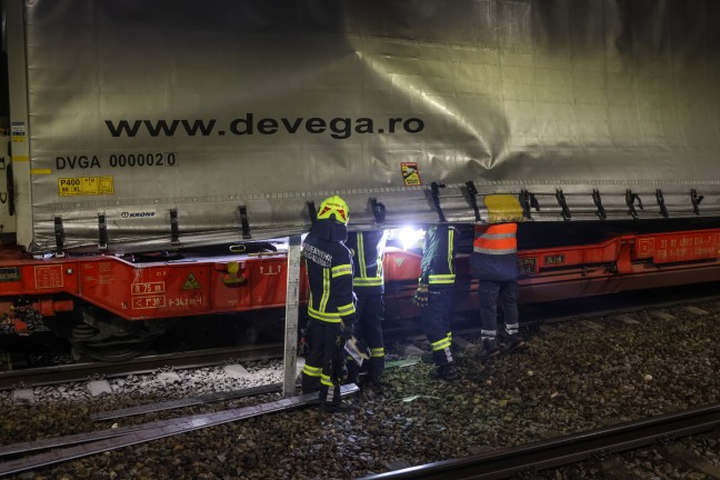 	Schadstoffeinsatz: Polyvinylchlorid rieselte im Bahnhof in Bad Schallerbach aus Gterzugwaggon