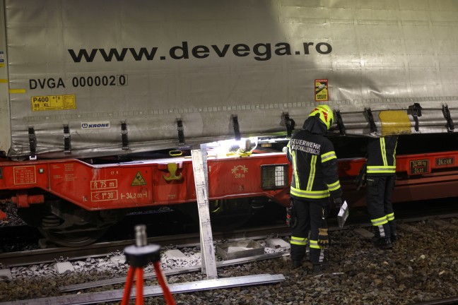 	Schadstoffeinsatz: Polyvinylchlorid rieselte im Bahnhof in Bad Schallerbach aus Gterzugwaggon