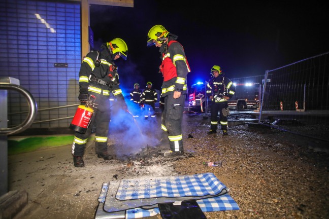 	Kleinbrand vor Bahnhofsunterfhrung in Marchtrenk rasch gelscht