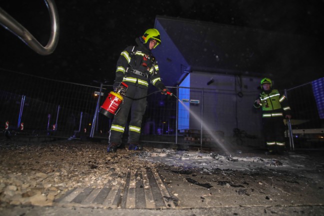 	Kleinbrand vor Bahnhofsunterfhrung in Marchtrenk rasch gelscht