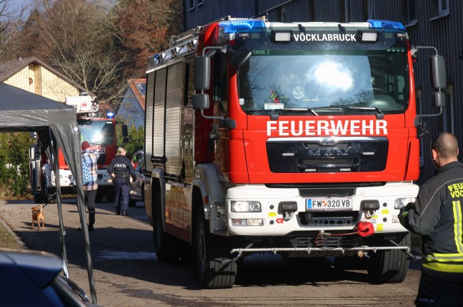 	Feuerwehr bei Kchenbrand in einem Mehrparteienwohnhaus in Vcklabruck im Einsatz