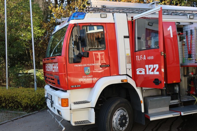 	Feuerwehr bei Kchenbrand in einem Mehrparteienwohnhaus in Vcklabruck im Einsatz