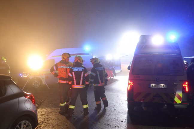 	Vier teils Schwerverletzte: Auto bei Verkehrsunfall in Kremsmnster frontal gegen Baum gekracht