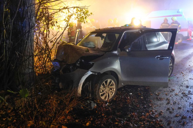 	Vier teils Schwerverletzte: Auto bei Verkehrsunfall in Kremsmnster frontal gegen Baum gekracht