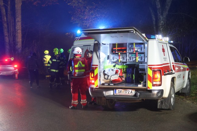 	Vier teils Schwerverletzte: Auto bei Verkehrsunfall in Kremsmnster frontal gegen Baum gekracht