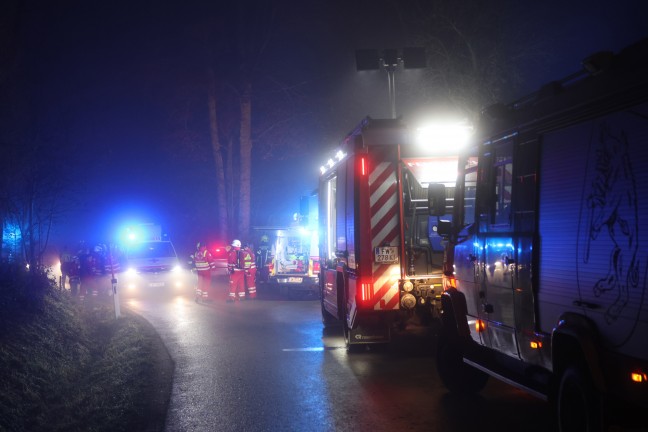 	Vier teils Schwerverletzte: Auto bei Verkehrsunfall in Kremsmnster frontal gegen Baum gekracht