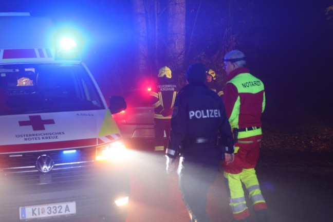 	Vier teils Schwerverletzte: Auto bei Verkehrsunfall in Kremsmnster frontal gegen Baum gekracht