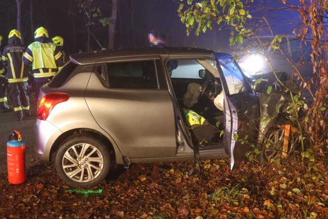 	Vier teils Schwerverletzte: Auto bei Verkehrsunfall in Kremsmnster frontal gegen Baum gekracht