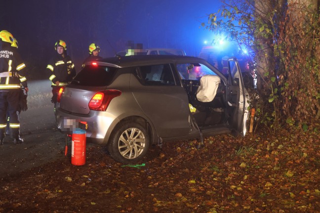 	Vier teils Schwerverletzte: Auto bei Verkehrsunfall in Kremsmnster frontal gegen Baum gekracht