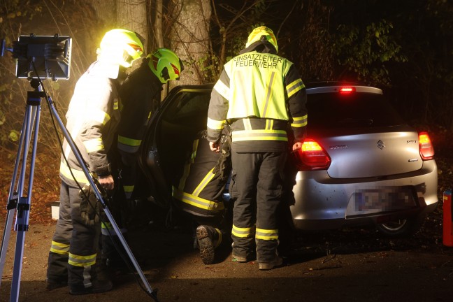 	Vier teils Schwerverletzte: Auto bei Verkehrsunfall in Kremsmnster frontal gegen Baum gekracht