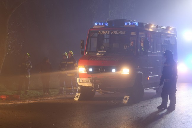 	Vier teils Schwerverletzte: Auto bei Verkehrsunfall in Kremsmnster frontal gegen Baum gekracht