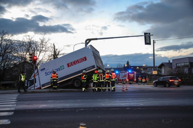 	LKW offenbar bei Ausweichmanver auf Wiener Strae in Marchtrenk von Strae abgekommen