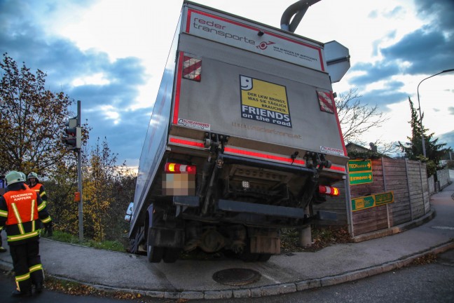 	LKW offenbar bei Ausweichmanver auf Wiener Strae in Marchtrenk von Strae abgekommen