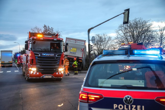 	LKW offenbar bei Ausweichmanver auf Wiener Strae in Marchtrenk von Strae abgekommen