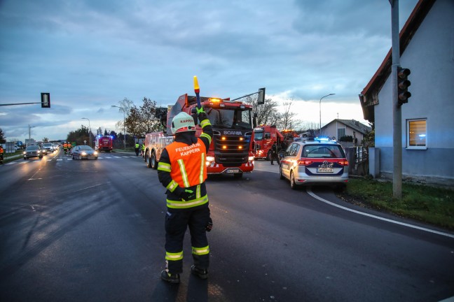 	LKW offenbar bei Ausweichmanver auf Wiener Strae in Marchtrenk von Strae abgekommen