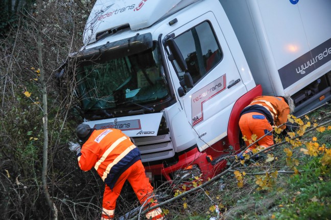 	LKW offenbar bei Ausweichmanver auf Wiener Strae in Marchtrenk von Strae abgekommen