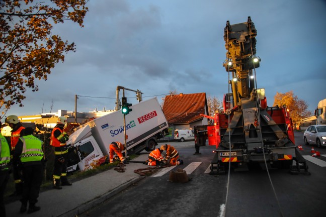 	LKW offenbar bei Ausweichmanver auf Wiener Strae in Marchtrenk von Strae abgekommen