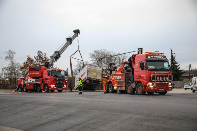 	LKW offenbar bei Ausweichmanver auf Wiener Strae in Marchtrenk von Strae abgekommen