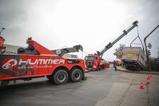 	LKW offenbar bei Ausweichmanver auf Wiener Strae in Marchtrenk von Strae abgekommen