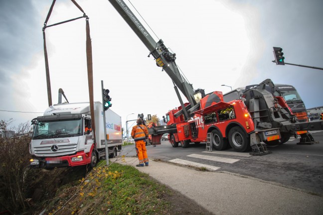 	LKW offenbar bei Ausweichmanver auf Wiener Strae in Marchtrenk von Strae abgekommen