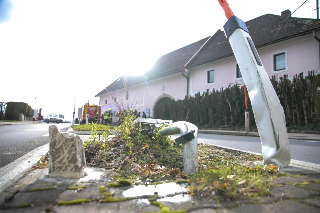 	Kleintransporter fuhr bei Verkehrsunfall in Oftering ber Verkehrsinsel