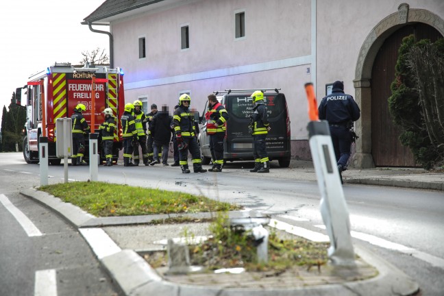 	Kleintransporter fuhr bei Verkehrsunfall in Oftering ber Verkehrsinsel