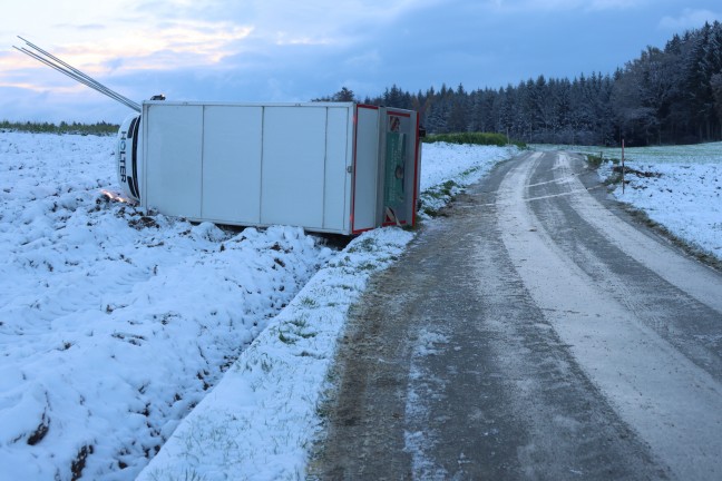 	Lenker leicht verletzt: Klein-LKW bei Schiedlberg von Strae abgekommen und umgestrzt