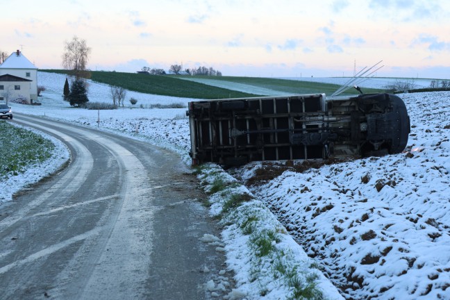 	Lenker leicht verletzt: Klein-LKW bei Schiedlberg von Strae abgekommen und umgestrzt