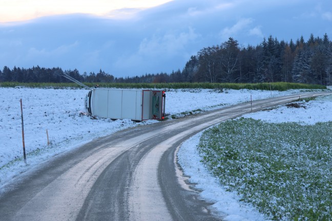 	Lenker leicht verletzt: Klein-LKW bei Schiedlberg von Strae abgekommen und umgestrzt