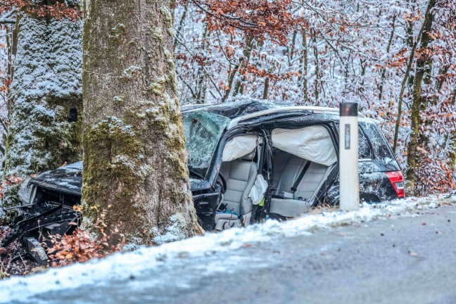 	Autolenkerin (33) in Hochburg-Ach bei Kollision mit Baum tdlich verunglckt