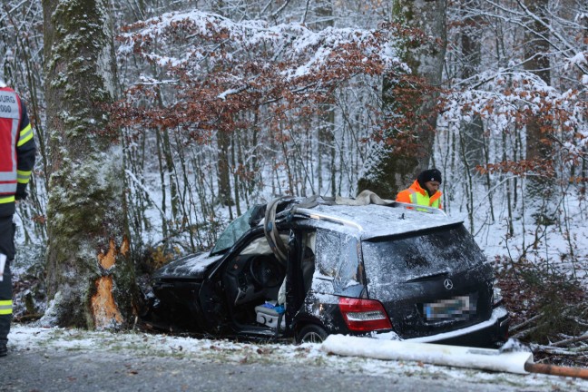 	Autolenkerin (33) in Hochburg-Ach bei Kollision mit Baum tdlich verunglckt