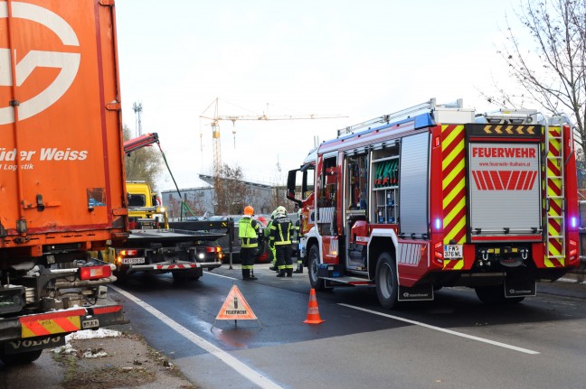 	Auto berschlagen: PKW nach Unfall auf Pyhrnpass Strae in Thalheim bei Wels auf Dach gelandet