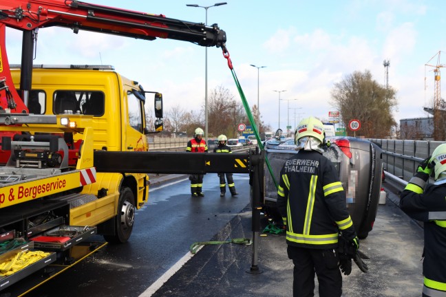 	Auto berschlagen: PKW nach Unfall auf Pyhrnpass Strae in Thalheim bei Wels auf Dach gelandet