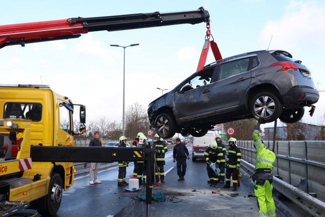 	Auto berschlagen: PKW nach Unfall auf Pyhrnpass Strae in Thalheim bei Wels auf Dach gelandet