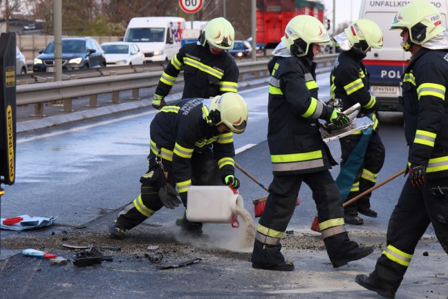 	Auto berschlagen: PKW nach Unfall auf Pyhrnpass Strae in Thalheim bei Wels auf Dach gelandet