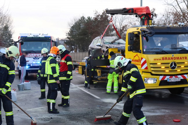 	Auto berschlagen: PKW nach Unfall auf Pyhrnpass Strae in Thalheim bei Wels auf Dach gelandet