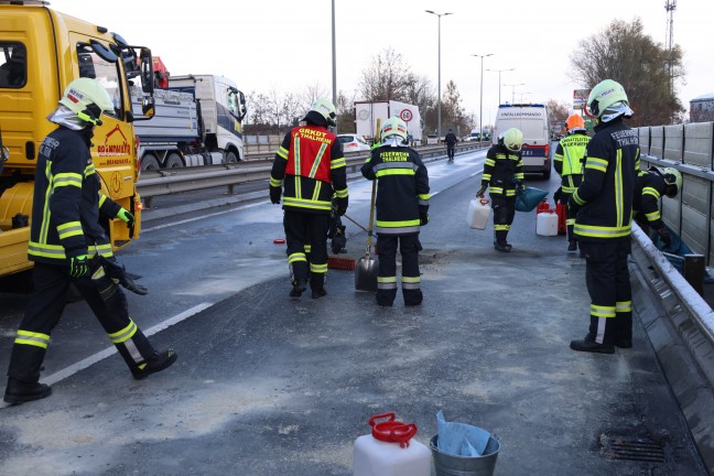 	Auto berschlagen: PKW nach Unfall auf Pyhrnpass Strae in Thalheim bei Wels auf Dach gelandet