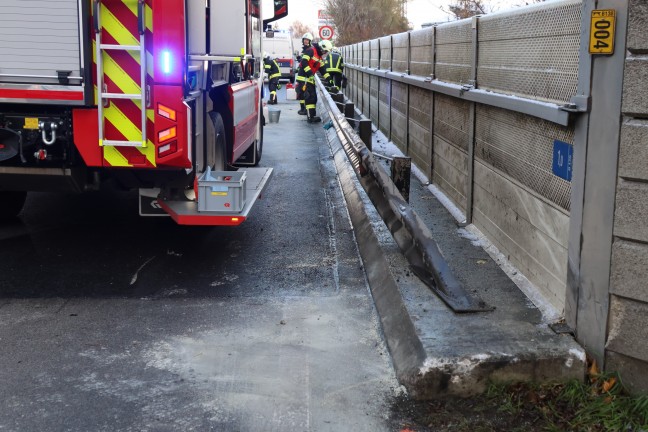 	Auto berschlagen: PKW nach Unfall auf Pyhrnpass Strae in Thalheim bei Wels auf Dach gelandet