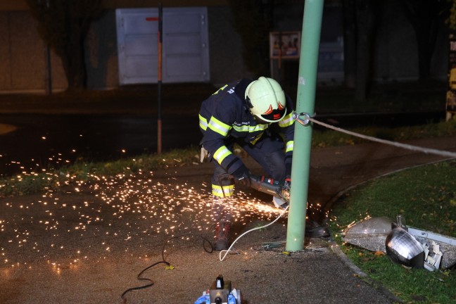 	Feuerwehreinsatz: Straenbeleutung in Wels-Lichtenegg offensichtlichem von Fahrzeug gerammt