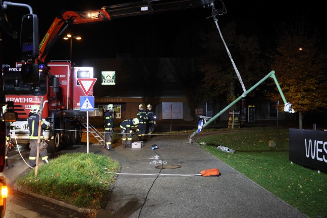 	Feuerwehreinsatz: Straenbeleutung in Wels-Lichtenegg offensichtlichem von Fahrzeug gerammt