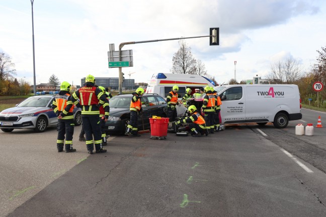 	Kreuzungscrash zwischen Kleintransporter und PKW auf Wiener Strae in Marchtrenk