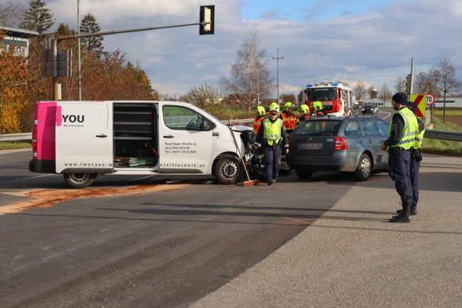 	Kreuzungscrash zwischen Kleintransporter und PKW auf Wiener Strae in Marchtrenk