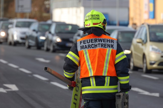 	Kreuzungscrash zwischen Kleintransporter und PKW auf Wiener Strae in Marchtrenk