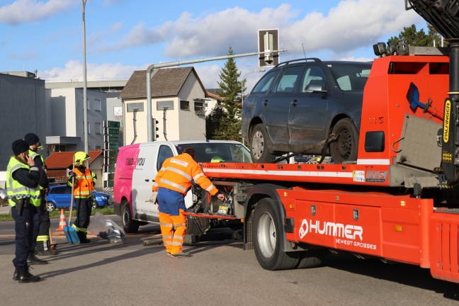 	Kreuzungscrash zwischen Kleintransporter und PKW auf Wiener Strae in Marchtrenk